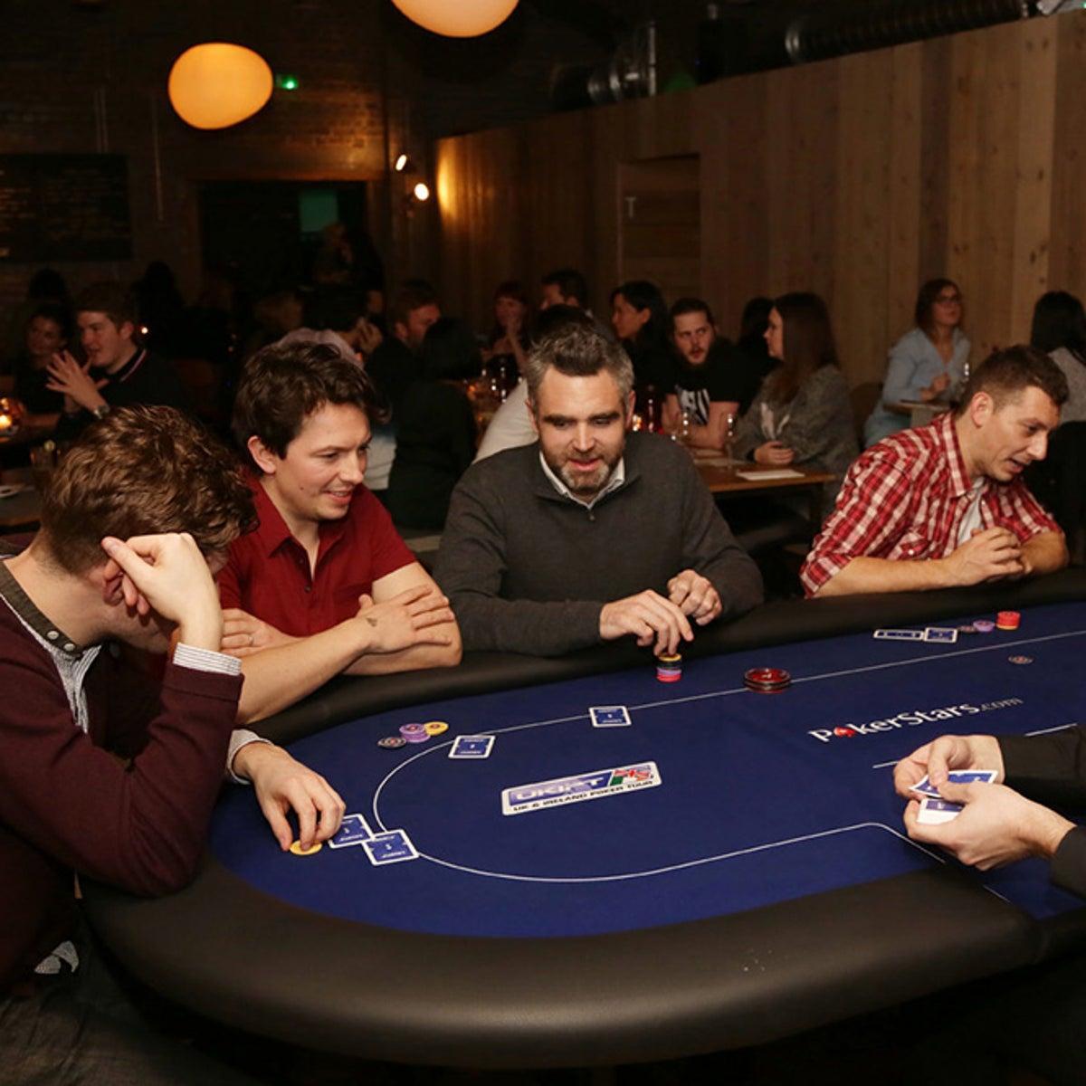 Vieraita pelipöydän ääressä Riemunsillan pokeri-illassa