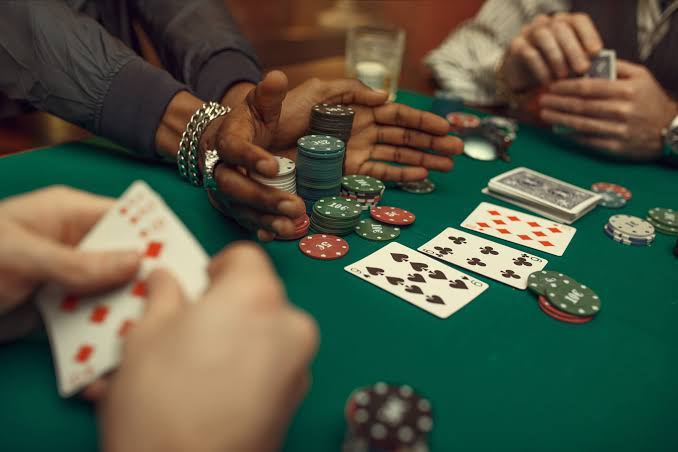 Pokeripöytä ja kortit ravintolan poker-illassa